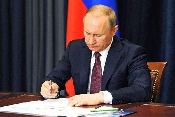 امضای توافقنامه تجارت آزاد ایران و اتحادیه اوراسیا توسط پوتین