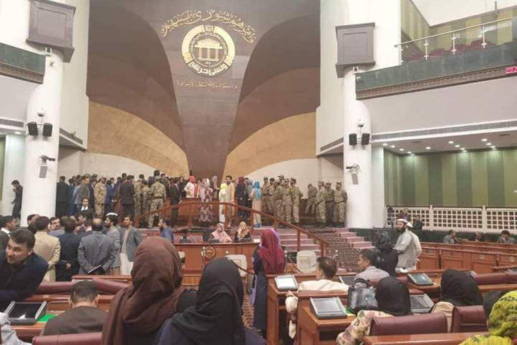 خبرنگاران هیاتی برای حل تنش در مجلس افغانستان تشکیل شد