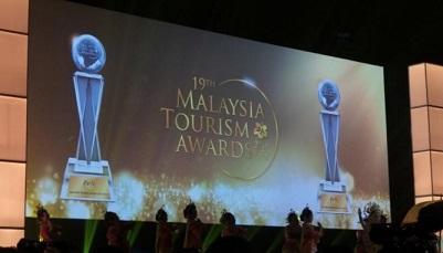 خبرنگاران برنده جایزه برترین شرکت مسافرتی آسیای غربی در سال 2015