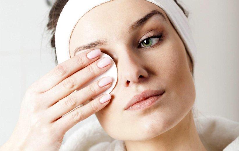 11 دلیل قانع کننده برای اهمیت پاک کردن آرایش قبل از خواب