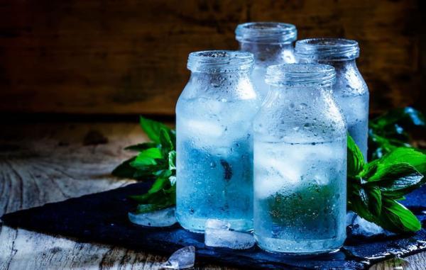 5 دلیل علمی برای اینکه نباید آب یخ بنوشید 5 دلیل علمی برای اینکه نباید آب یخ بنوشید
