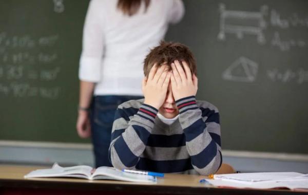 با معلم بد فرزندمان چطور رفتار کنیم؟