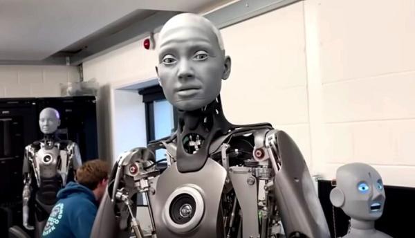 اطمینان دادن یک روبات به انسان ها درباره تسخیر دنیا ، ترمیناتور یا خدمتکار؟