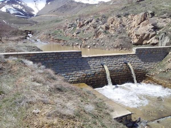 آب از سازه های آبخیزداری همدان سرریز کرد