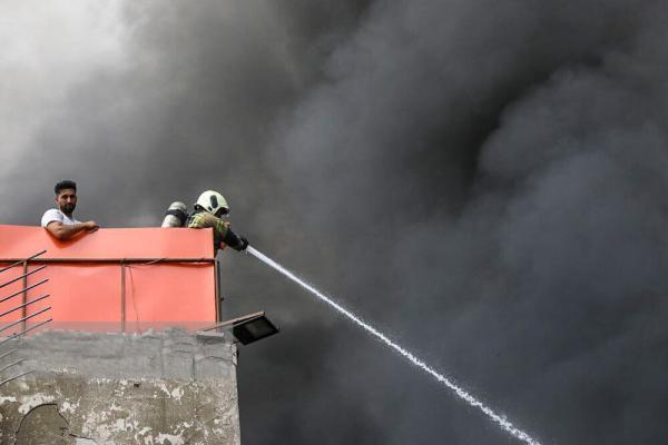 ببینید ، جزییات آتش سوزی انبار سه هزار متری میدان گمرک ، شدت آتش سوزی زیاد است